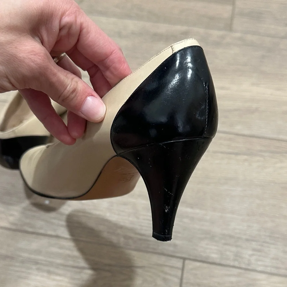 Salvatore Ferragamo Italy Two-Tone Cream Black Heels pumps leather 6.5 vintage - Picture 9 of 11